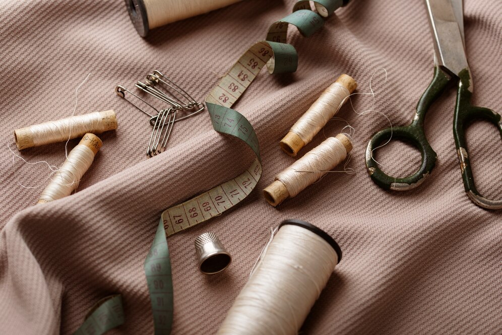 Как научиться шить и кроить с нуля самостоятельно: инструкция для новичков