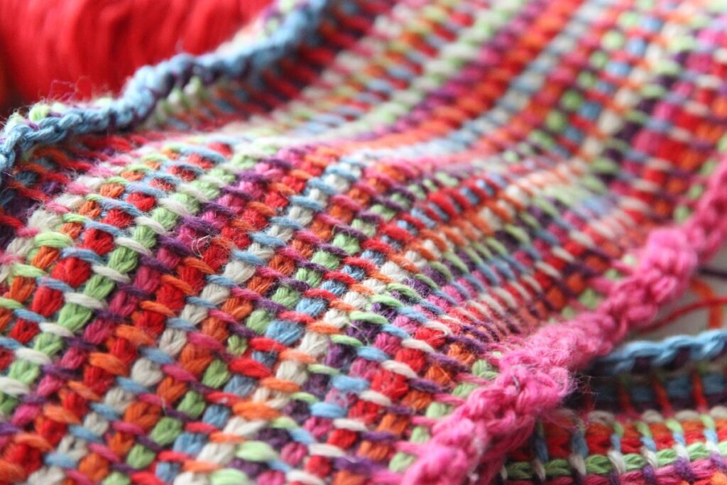 разноцветные нити для тунисского вязания крючком