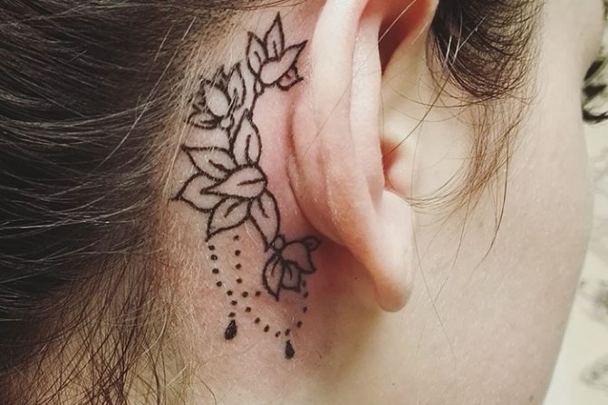 татуировка за ухом 